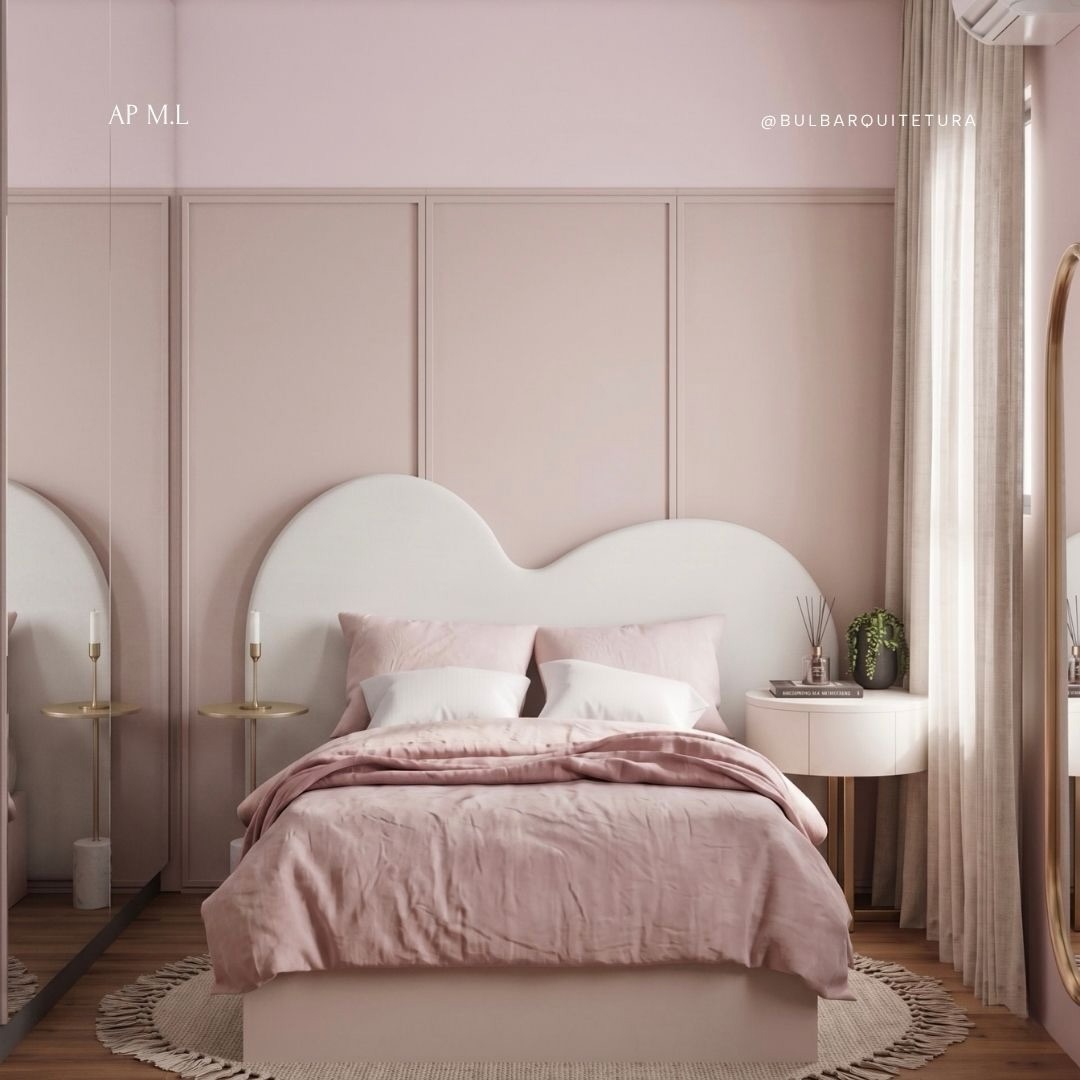 Quarto com cabeceira estofada em curva e tons rosados